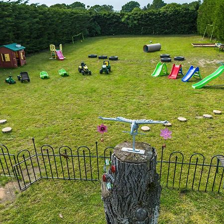 Upside Down House - Sleeps Up To 6 Guests - Great For Family And Friends Gatherings,Corporate Events ,Near Sherwood Forest At Fairview Farm In Nottingham Set In 88 Acres エクステリア 写真
