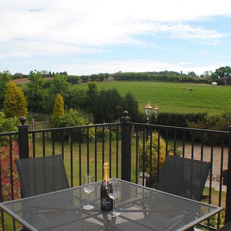 Upside Down House - Sleeps Up To 6 Guests - Great For Family And Friends Gatherings,Corporate Events ,Near Sherwood Forest At Fairview Farm In Nottingham Set In 88 Acres エクステリア 写真