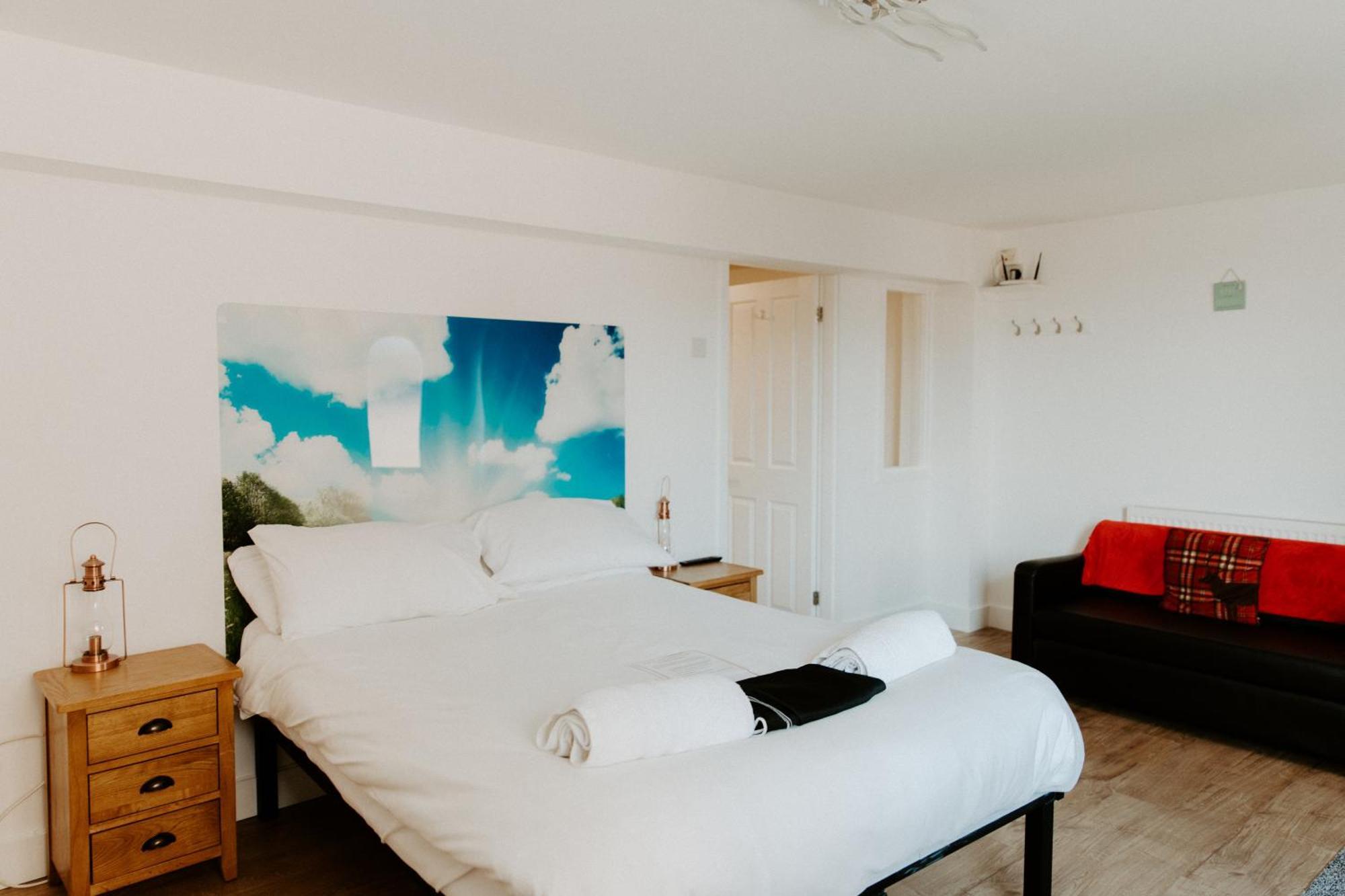 Upside Down House - Sleeps Up To 6 Guests - Great For Family And Friends Gatherings,Corporate Events ,Near Sherwood Forest At Fairview Farm In Nottingham Set In 88 Acres エクステリア 写真