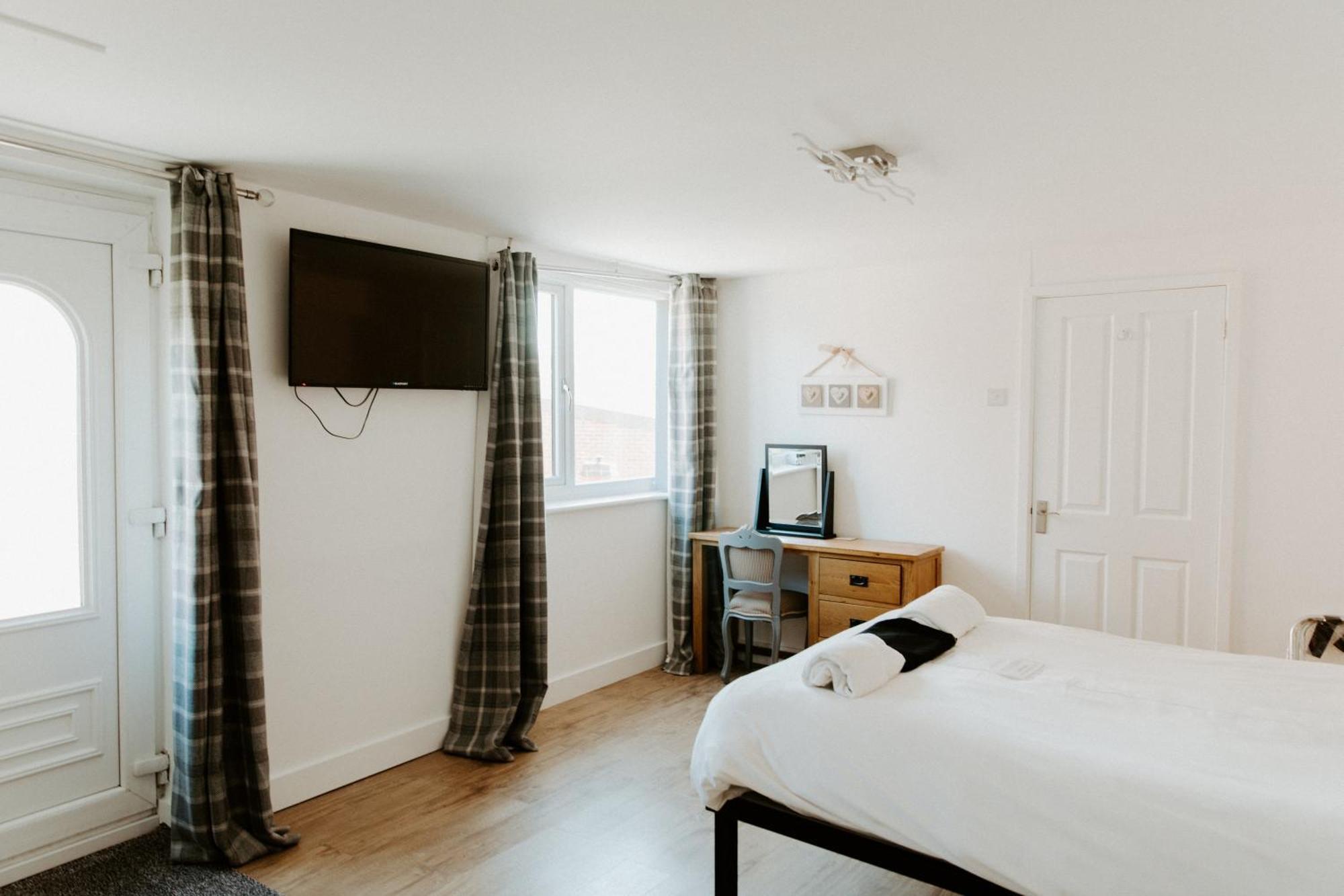 Upside Down House - Sleeps Up To 6 Guests - Great For Family And Friends Gatherings,Corporate Events ,Near Sherwood Forest At Fairview Farm In Nottingham Set In 88 Acres エクステリア 写真
