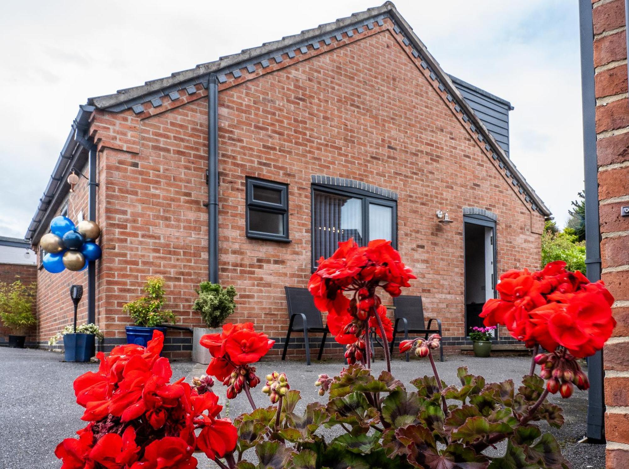 Upside Down House - Sleeps Up To 6 Guests - Great For Family And Friends Gatherings,Corporate Events ,Near Sherwood Forest At Fairview Farm In Nottingham Set In 88 Acres エクステリア 写真