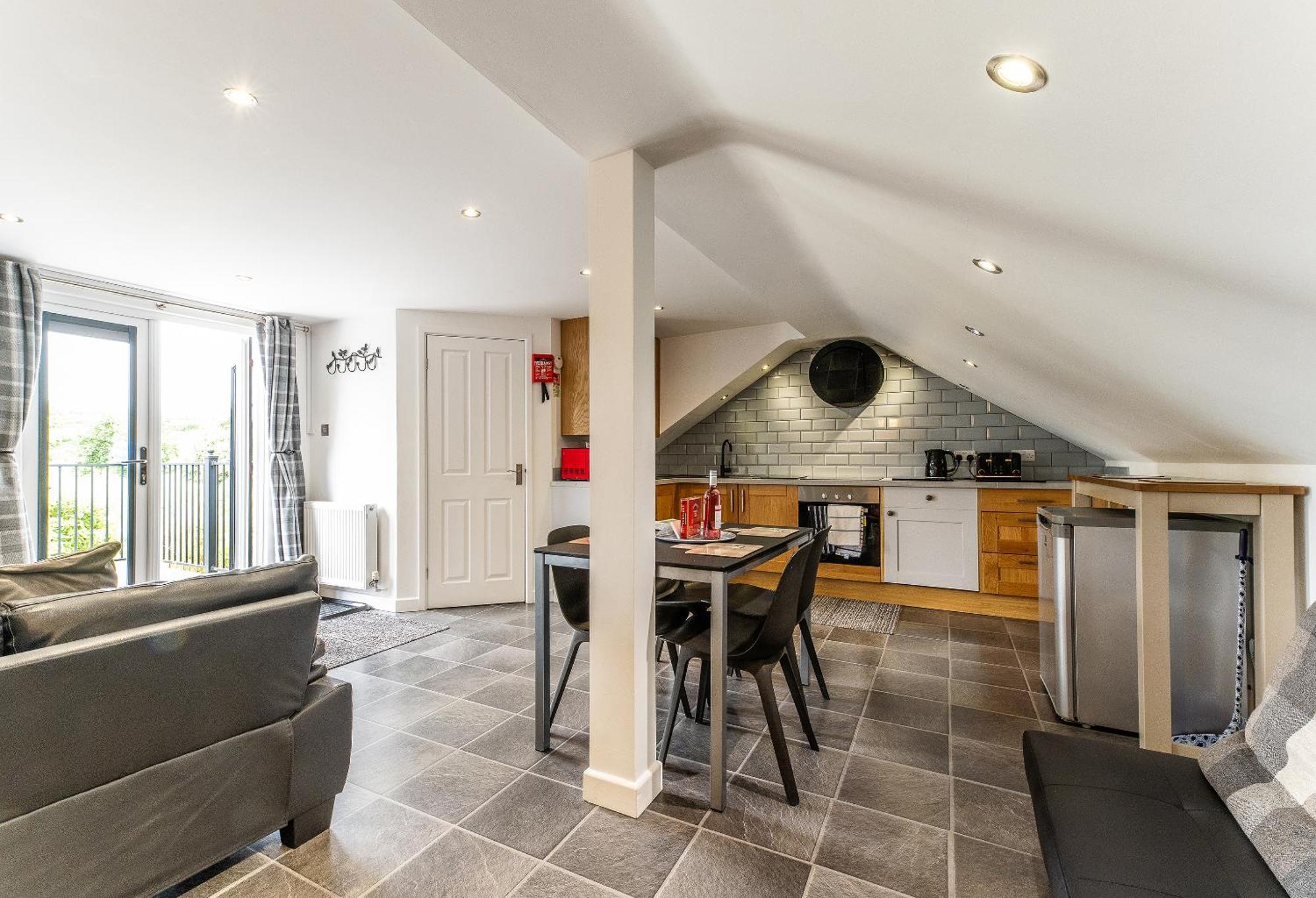Upside Down House - Sleeps Up To 6 Guests - Great For Family And Friends Gatherings,Corporate Events ,Near Sherwood Forest At Fairview Farm In Nottingham Set In 88 Acres エクステリア 写真