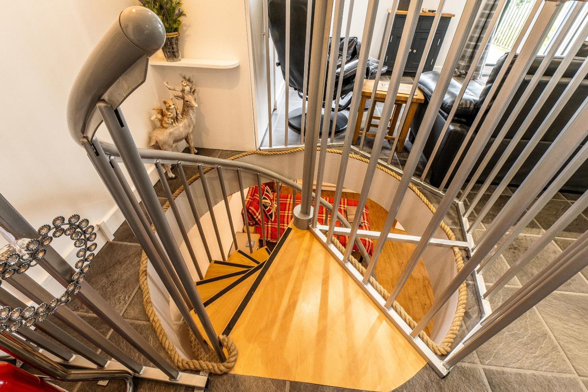 Upside Down House - Sleeps Up To 6 Guests - Great For Family And Friends Gatherings,Corporate Events ,Near Sherwood Forest At Fairview Farm In Nottingham Set In 88 Acres エクステリア 写真