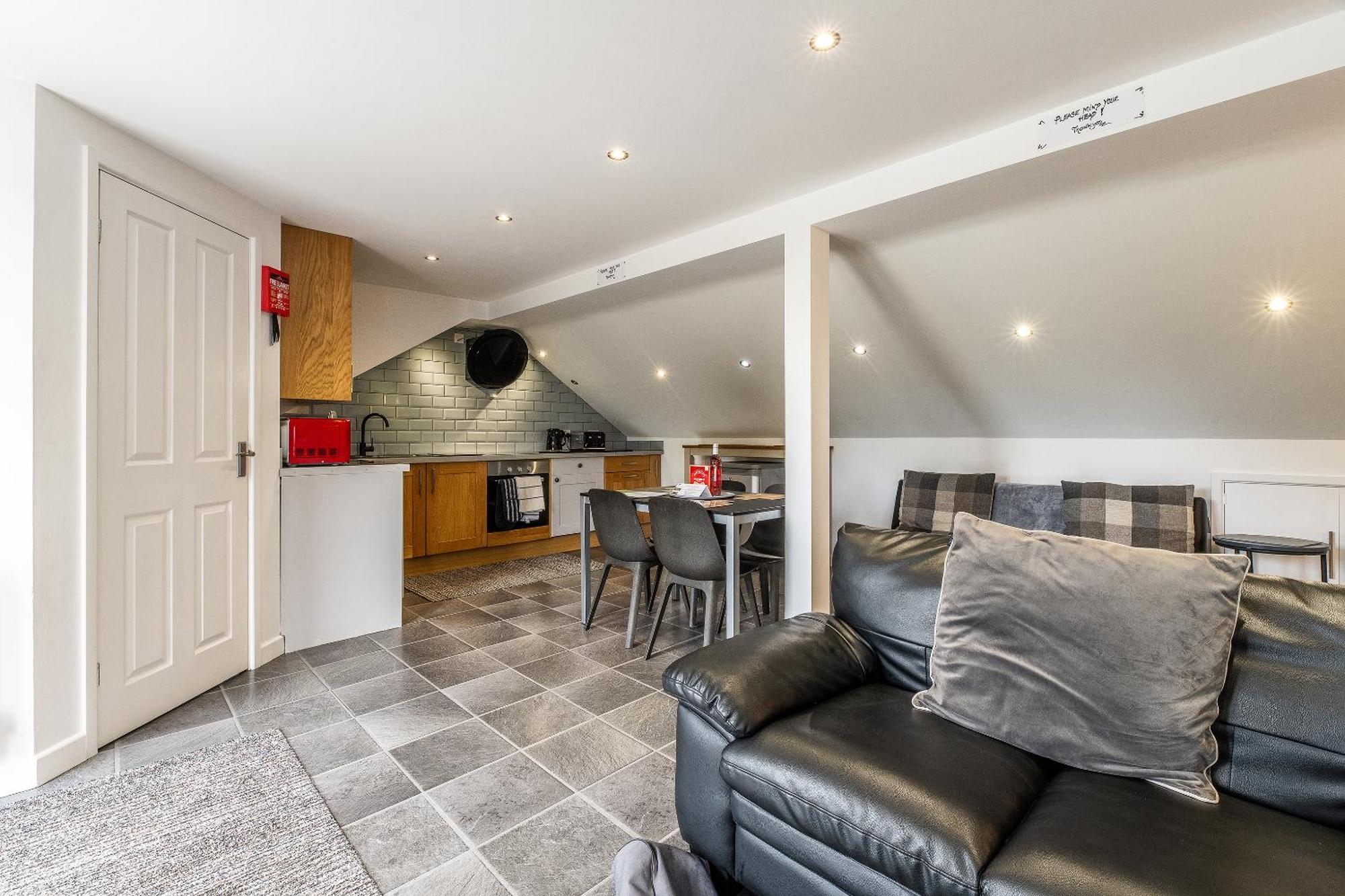 Upside Down House - Sleeps Up To 6 Guests - Great For Family And Friends Gatherings,Corporate Events ,Near Sherwood Forest At Fairview Farm In Nottingham Set In 88 Acres エクステリア 写真