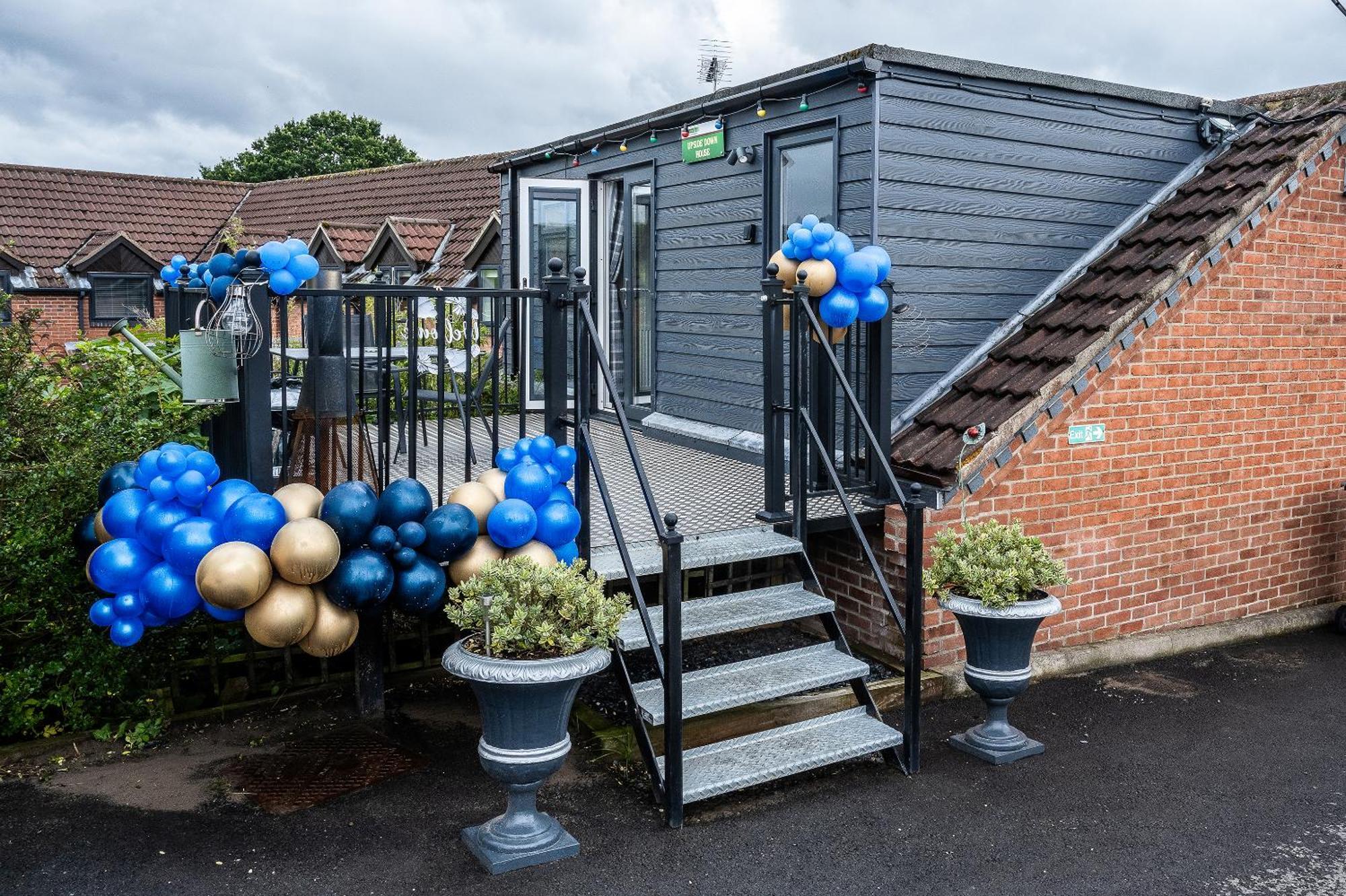 Upside Down House - Sleeps Up To 6 Guests - Great For Family And Friends Gatherings,Corporate Events ,Near Sherwood Forest At Fairview Farm In Nottingham Set In 88 Acres エクステリア 写真