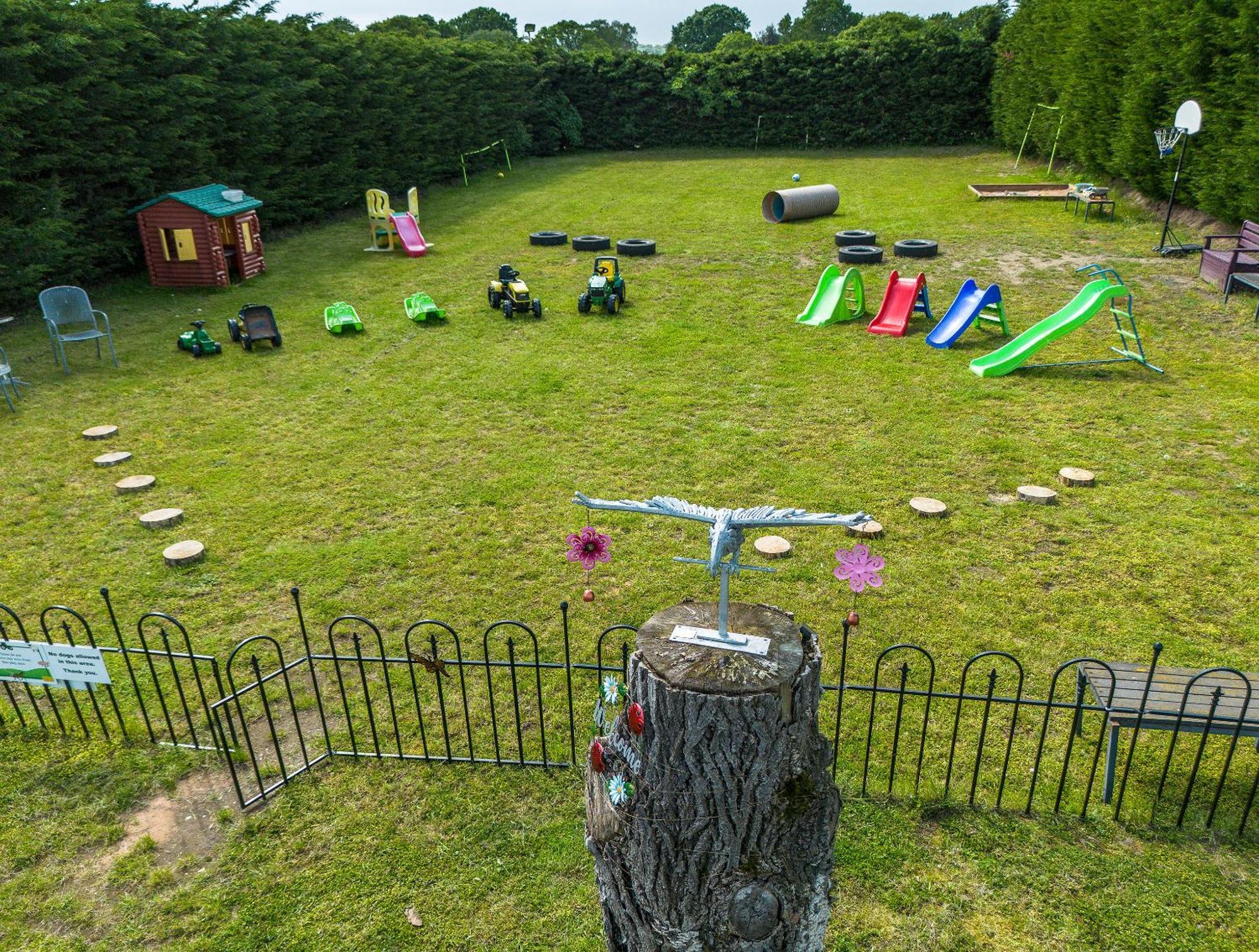 Upside Down House - Sleeps Up To 6 Guests - Great For Family And Friends Gatherings,Corporate Events ,Near Sherwood Forest At Fairview Farm In Nottingham Set In 88 Acres エクステリア 写真