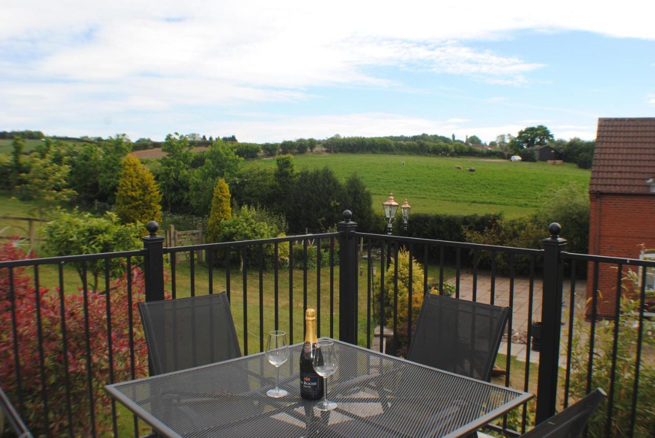 Upside Down House - Sleeps Up To 6 Guests - Great For Family And Friends Gatherings,Corporate Events ,Near Sherwood Forest At Fairview Farm In Nottingham Set In 88 Acres エクステリア 写真